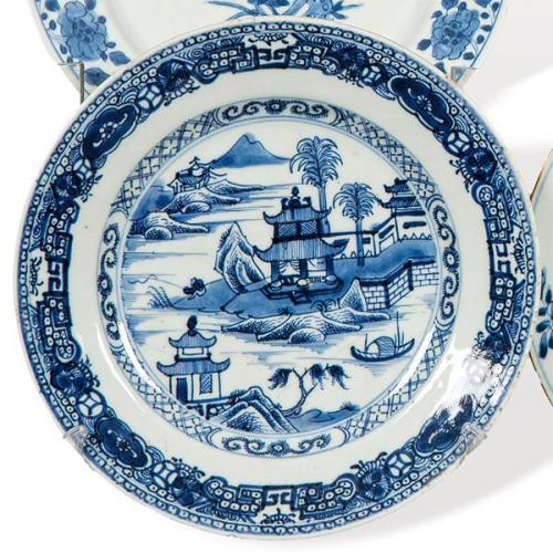  Plato de porcelana de Compañía de Indias azul y blanco, Dinastía Qing, época de Qianlong (1736-95)