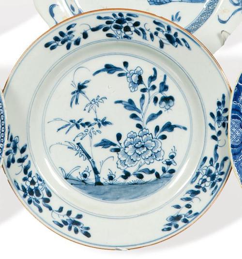  Plato de porcelana de Compañía de Indias azul y blanco, Dinastía Qing, época de Qianlong (1736-95)