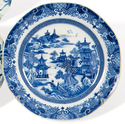 Plato de porcelana de Compañía de Indias azul y blanco, Dinastía Qing, época de Qianlong (1736-95)