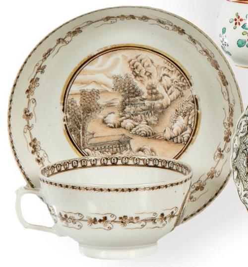  Taza con su plato en porcelana de Compañía de Indias en grisalla y sepia, Dinastía Qing, época de Qianlong (1736-95).