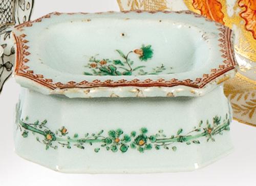  Salero octogonal de pellizco en porcelana de Compañía de Indias, con esmaltes de la Famlia Verde, Dinastía Qing, época de Qianlong (1736-95).
