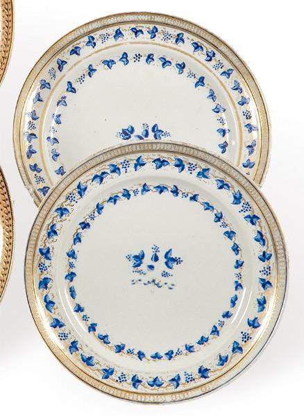  Pareja de platos en porcelana de Compañia de Indias, en azul cobalto y oro, Dinastía Qing, época de Qianlong (1736-95).