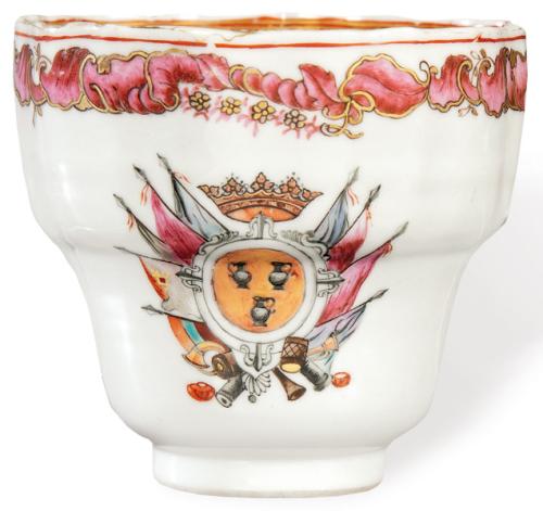  Vaso blasonado con corona ducal, de Cayetano Pignatelli en porcelana de Compañía de Indias, Familiia Rosa, Dinastía Qing, época de Qianlong (1736-95) h. 1769.