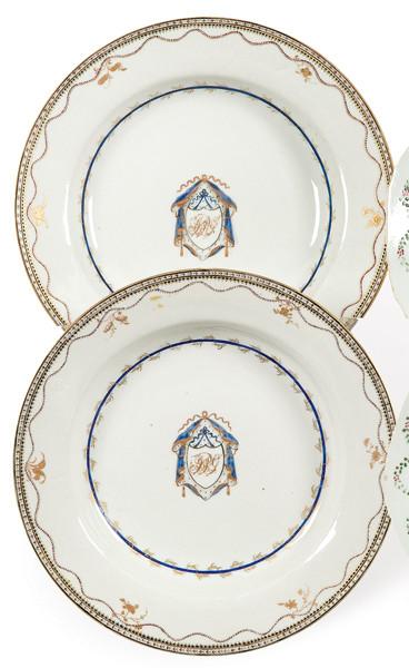  Pareja de platos soperos den porcelana de Compañía de Indias, azul cobalto y oro, Dinastía Qing, época de Qianlong (1736-95)