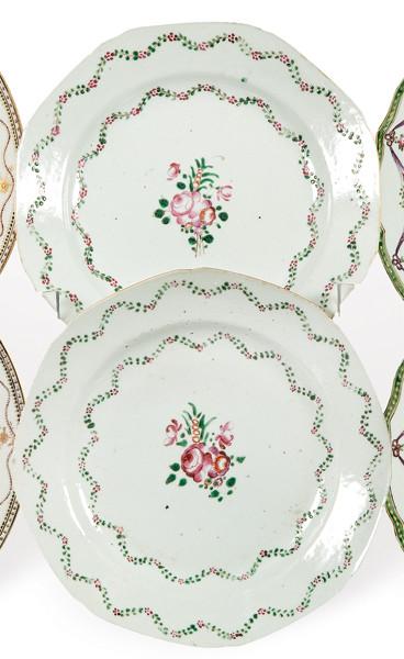  Pareja de platos en porcelana de Compañía de Indias Familia Rosa, Dinastía Qing época de Qianlong (1736-95).