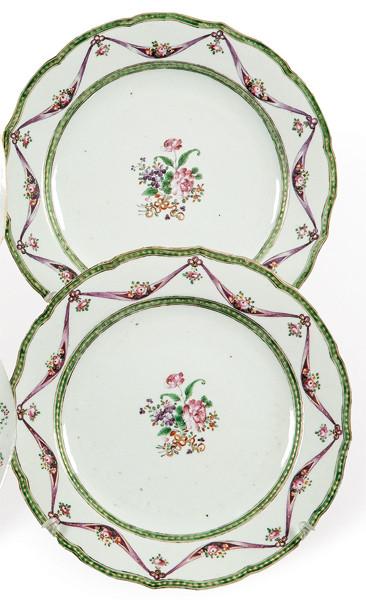 Pareja de platos de borde ondulado de porcelana de Compañía de Indias con esmaltes polícromos, Dinastía Qing, época de Qianlong (17836-95)