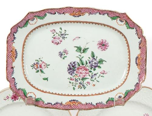 Fuente mixtilínea de porcelana de Compañía de Indias Familia Rosa, Dinastía Qing, época de Qianlong (1736-95)