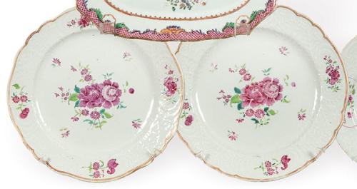 Pareja de platos de biorde ondulado de porcelana de Compañía de Indias, Familia Rosa, Dinastía Qing, época de Qianlong (1736-95).