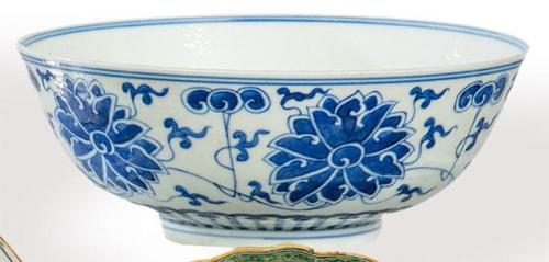  Cuenco de porcelana china azul y blanco Dinsatía Qing, época de Qienlong (1736-95) con marca en la base,