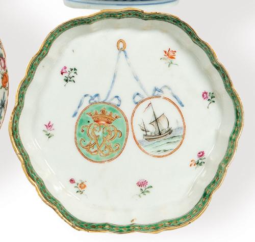  Pequeño plato de porcelana de Compañía de Indias con esmaltes polícromos con iniciales entrelazadas con corona de marqués, Dinastía Qing, época de Qianlong (1736-95).