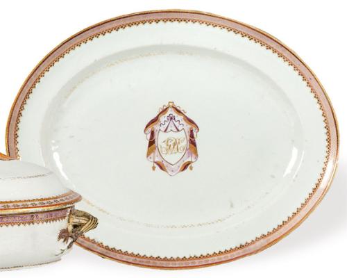 Fuente oval de porcelana de Compañía de Indias con esmaltes rosas, naranja y oro, Dinastía Qing época de Qianlomg (1736-95)
