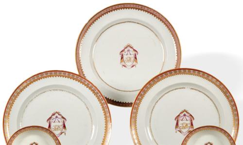 Juego de tres platos de porcelana de Compañía de Indias con esmaltes rosas, naranja y oro, Dinastía Qing época de Qianlomg (1736-95)