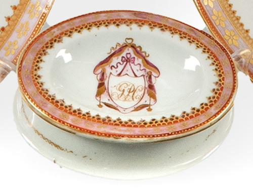 Salero de pellizco oval de  porcelana de Compañía de Indias con esmaltes rosas, naranja y oro, Dinastía Qing época de Qianlomg (1736-95