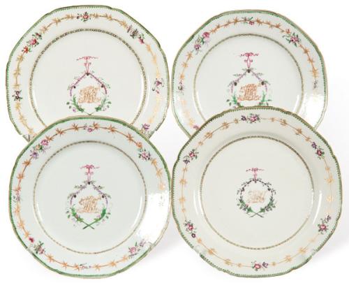  Conjunto de cuatro platos de borde ondulado en porcelana de Compañía de Indias, Familia Rosa, Dinastía Qing, época de Qianlong (1736-95).