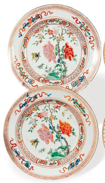  Pareja de platos de porcelana de Compañía de Indias con esmaltes polícromos, Dinastía Qing S. XVIII.