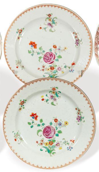  Pareja de platos de porcelana de Compañía de Indias Famlia Rosa, Dinastía Qing, época de Qianlong (1736-95).