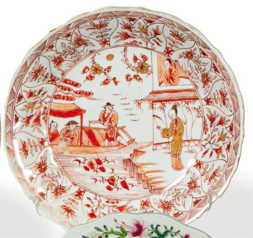  Plato hondo de borde ondulado en porcelana de Compañía de Indias en rojo de cobre y oro, Dinastía Qing, época de Qianlong (1736-95)