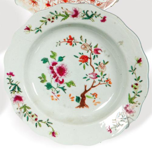  Plato acuencado, de borde  ondulado de porcelana de Compañía de Indias, Famiilia Rosa, Dinastía Qing, época de Qienlong (1736-95).