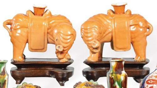  Pareja de candeleros de porcelana de Compañía de Indias, esmaltados en naranja, Dinastía Qing, época de Qianlong (1736-95)