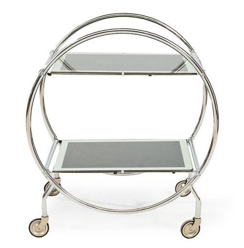 Carro de bar art decó, con estructura tubular en metal cromado, con dos baldas de cristal de espejo.