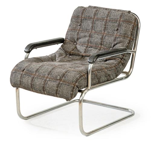  Butaca con estructura tubular de metal cromado, con asiento tapizado en tela de cuadros.