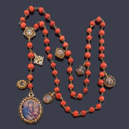 Rosario sig. XVII en coral con medallón de la Virgen o Madonna Salus Populi Romani en oro de 18 K y esmalte.