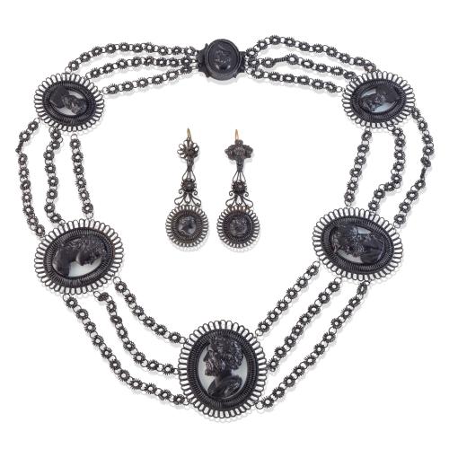 Collar y pendientes largos época Georgiana realizados en hierro lacado en negro. Gleiwitz, Alemania (Circa 1810-1820).