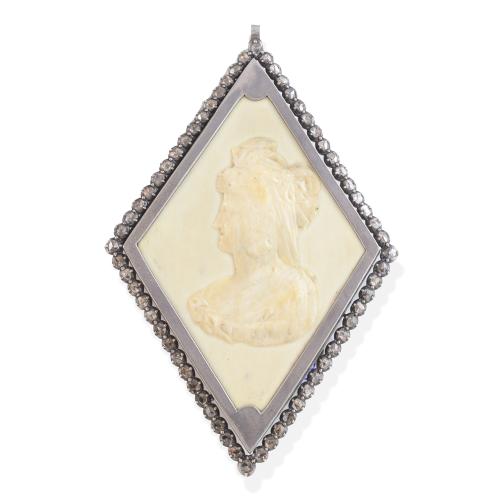 Guardapelo con retrato femenino en plata, diamantes y vidrio de aventurina. Finales S. XVIII (ca. 1789).