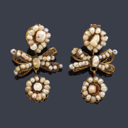 Pendientes largos populares en filigrana de oro amarillo de 18K y perlas aljófar. S. XVIII.