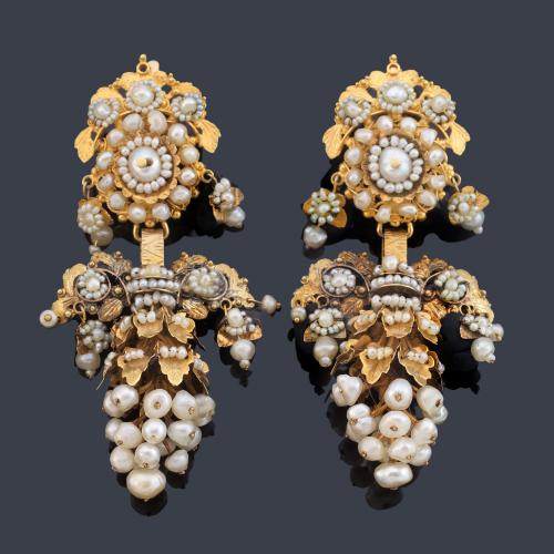 Pendientes largos populares (Valencia) en oro amarillo de 18K con perlas finas barrocas y aljófar. S. XVIII.