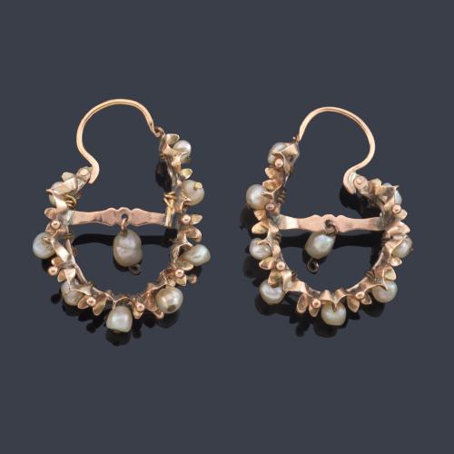 Pendientes tipo aretes con banda central de perlas ensartadas en hilo de oro amarillo. S. XVIII.