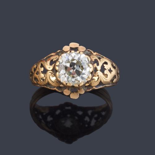 Anillo con diamante talla 'old cushion' de aprox. 2,58 ct en montura de oro amarillo de 18K. Circa 1900.