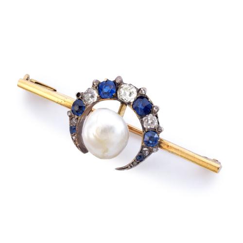 Broche con motivo de media luna con zafiros y diamantes talla 'old cushion' con perla central de aprox. 8,35 mm. Ppios S. XX.