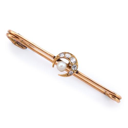 Broche con motivo de media luna con diamantes talla antigua con perlita central. Ppios S. XX.