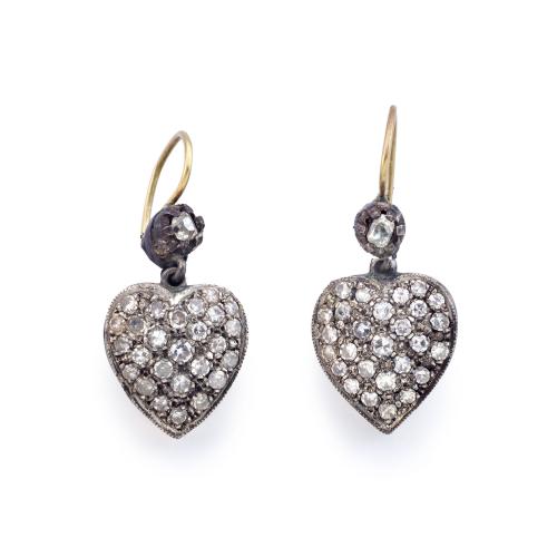 Pendientes largos con diseño de corazón cuajado de diamantes talla antigua y 8/8 de aprox. 1,50 ct en total.