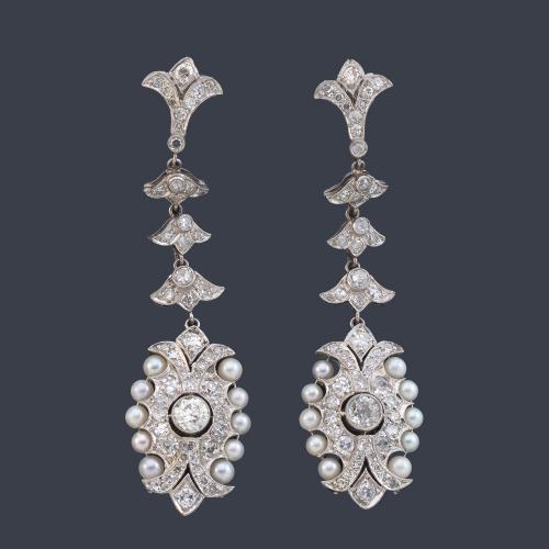 Pendientes largos con diamantes talla 16/16 y antigua de aprox. 2,07 ct en total y perlitas aljófar.