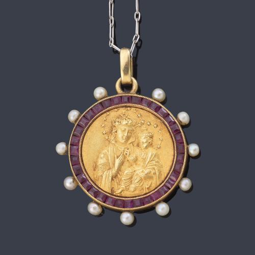 Medalla devocional con La Imagen de La Virgen y el Niño con orla de rubíes calibrados y perlitas, en montura de oro amarillo de 18K.