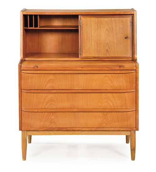 Secreter en madera de teca, se puede transformar facilmente en un escritorio a través de un tablero retractil.