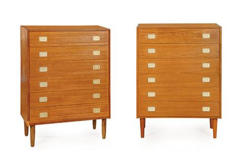Pareja de cómodas de seis cajones en madera de teca, con tiradores de latón.