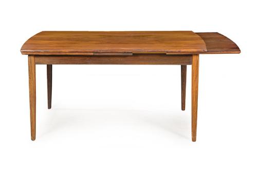 Mesa de comedor extensible, en madera de palisandro, con los lados de los extremos ligeramente convexos, sobre patas rectas.