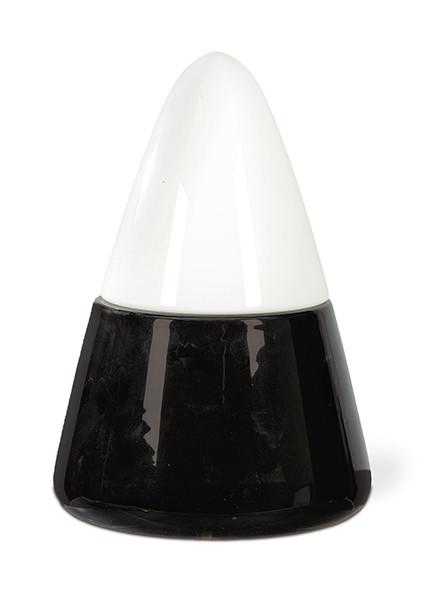 Lámpara de sobremesa en forma de cono en cristal opalino blanco y negro.