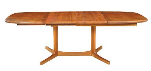 Mesa de comedor extensible con dos hojas en madera de teca fabricada por Dyrlund con patas en T