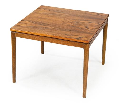 Mesa auxiliar cuadrada en madera de palisandro.