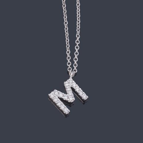 Colgante con la letra 'M' con brillantes de aprox. 0,07 ct en montura y cadena de oro blanco de 18K.
