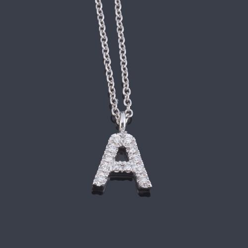 Colgante con la letra 'A' con brillantes de aprox. 0,06 ct en montura y cadena de oro blanco de 18K.