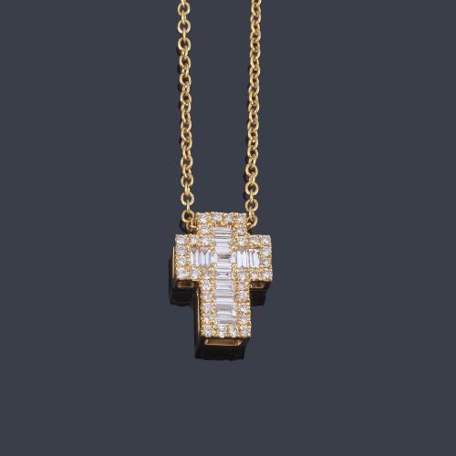 Cruz con diamantes talla brillante y baguette de aprox. 0,21 ct en total en montura de oro amarillo de 18K.