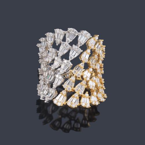 Anillo ancho con bandas de diamantes talla trapecio y brillante de aprox. 1,81 ct en total.