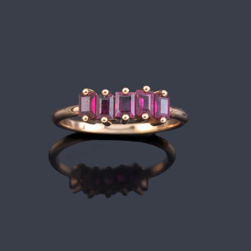 Anillo con cinco turmalinas rubelitas talla rectangular en montura de oro rosa de 18K.
