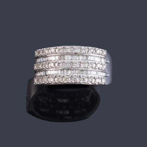 Anillo con bandas de diamantes talla brillante y baguette en montura de oro blanco de 18K.