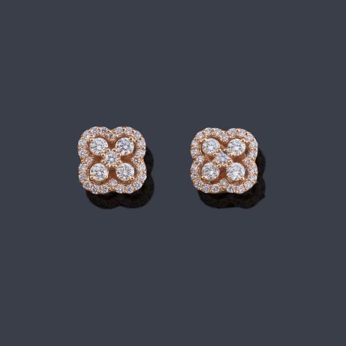 Pendientes cortos con diseño de flor con brillantes de aprox. 0,46 ct en total.